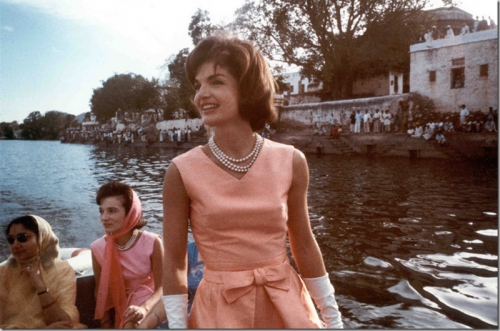 Lee-Kennedy-Canfield-Radziwill-Ross-in-background-Jackie-Kennedy-in-front