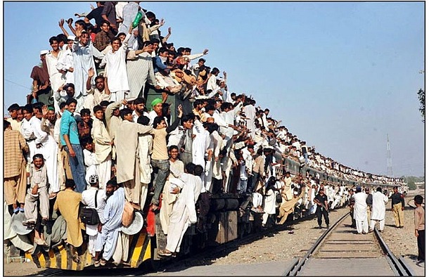 The-Most-Crowded-Train-in-Pakistan.jpg